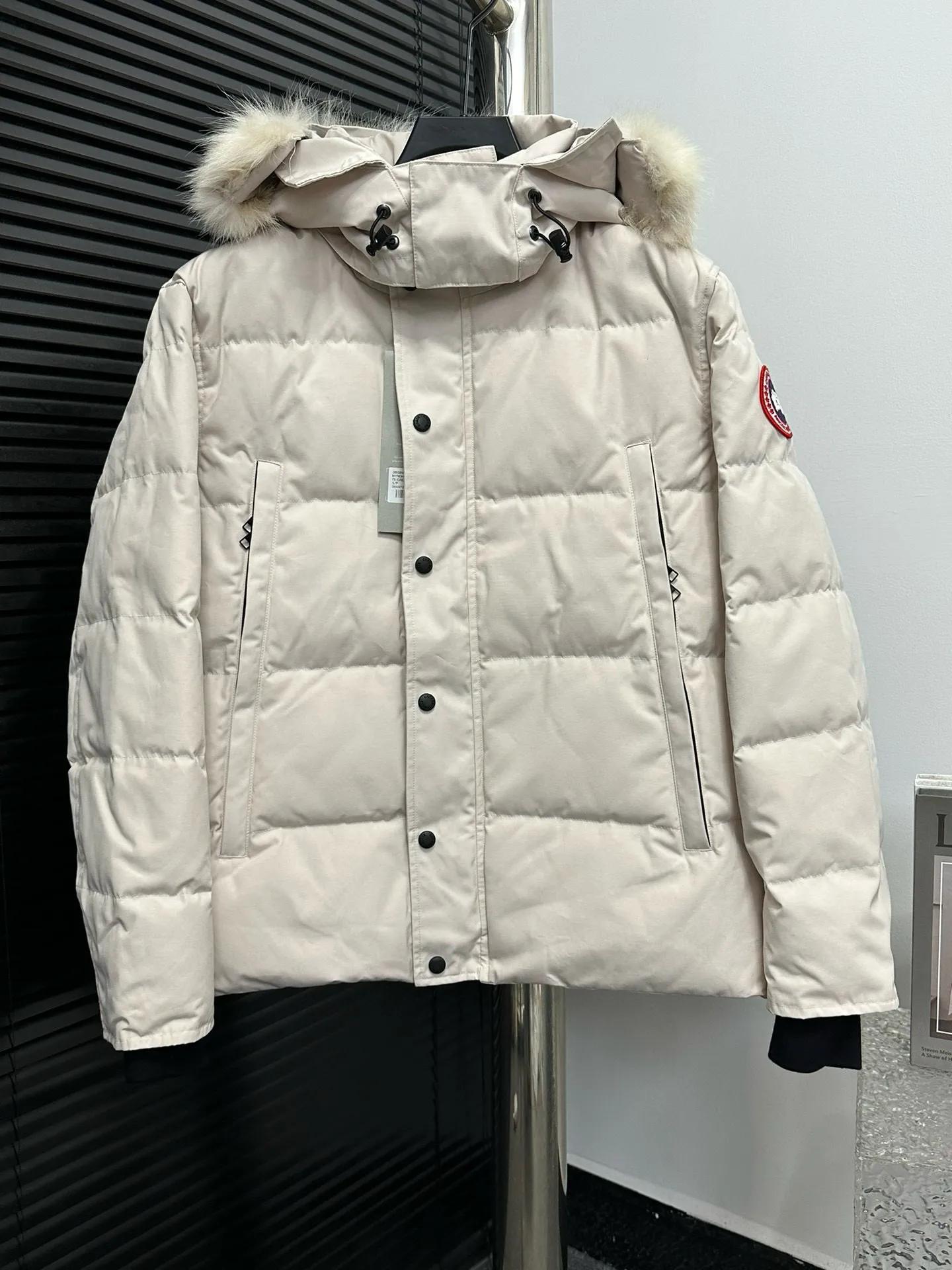 P780 [canada goose wyndham] 29 parka down jackets. The fabric is as soft and hard as the original. It can be restored by kneading at will (fabric misunderstanding: fabrics with high hardness are not waterproof. Only those who buy the latest authentic version this year will notice the softness and comfort of the fabric). The down is synchronized with the authentic white duck down. It is fluffy and not clumps. The electronically controlled down filling machine is filled with down. The zipper is customized with authentic ykk military grade copper core zipper puller. The high-hardness, non-stuck fur collar is made from original and custom-made western Canadian coyote skin. All workmanship and wiring are controlled by workers with more than ten years of service. They must be horizontal and vertical, and no crookedness is allowed. The wiring density inside is more sophisticated. Fighters in the world 29 battle all kinds of world products. Size: XS-XXL